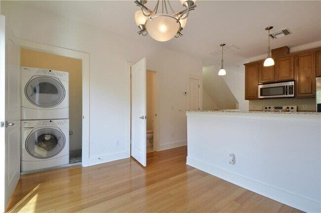 Building Photo - 13420 Lyndhurst St