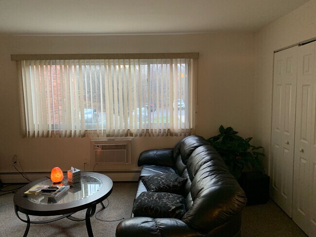 Building Photo - 525 Fairbrook St