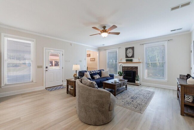 Building Photo - 390 Alpine Dr