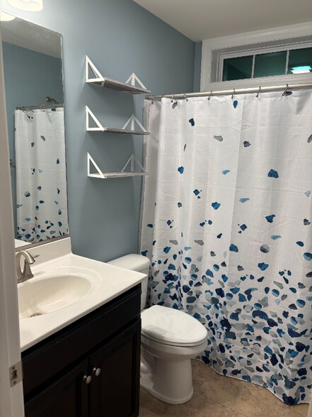 Building Photo - 137 Camelot Cir