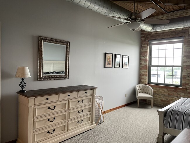 Building Photo - 940 Monroe Ave NW