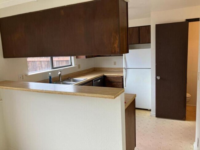Building Photo - 2 bedroom in SPRINGFIELD OR 97477