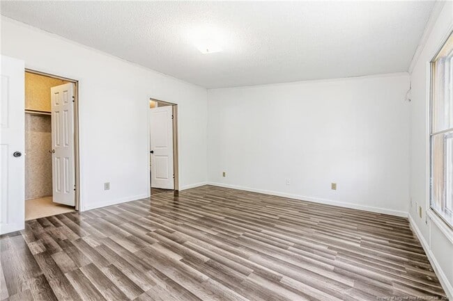 Building Photo - 105 Valley Forge Way N