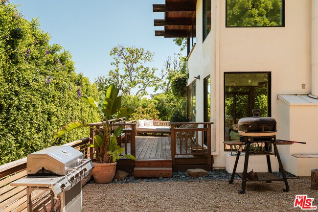 Building Photo - 26237 Fairside Rd