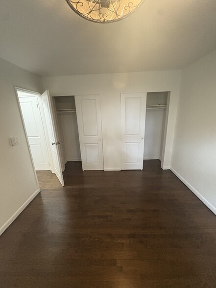 Building Photo - 860 River Dr
