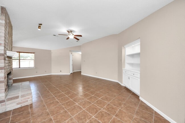 Building Photo - 2102 Rolling Glen Dr