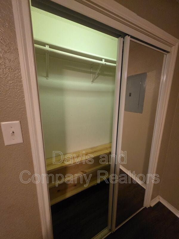 Building Photo - 707 Devonian Dr