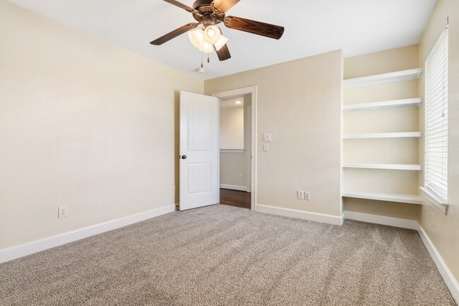 Building Photo - 328 Country Crossing Cir