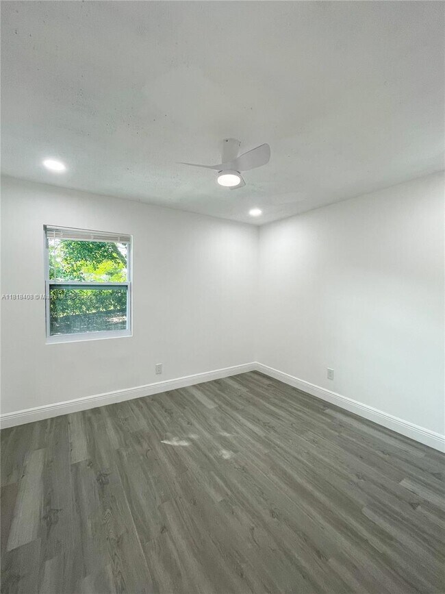 Building Photo - 7915 NW 73rd Ave