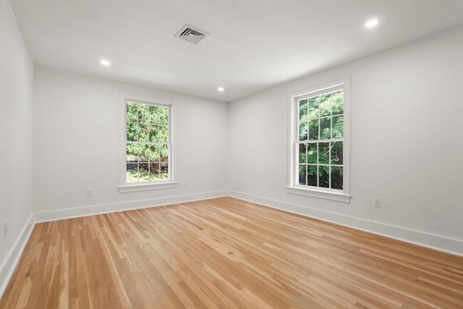 Building Photo - 576 Grove St