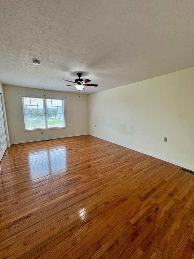 Building Photo - ***FIRST MONTHS RENT HALF PRICE*** House f...