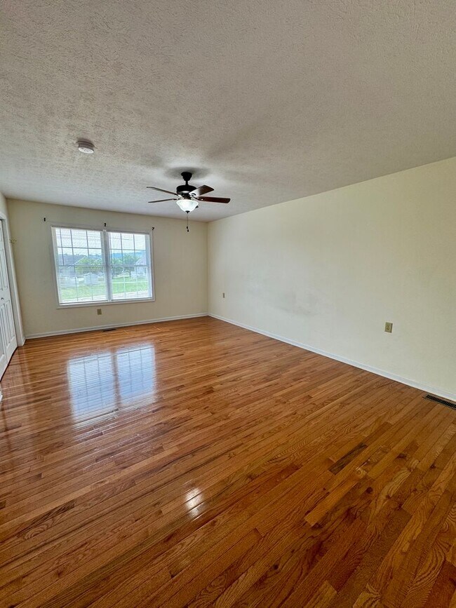 Building Photo - House for Rent in Broadway