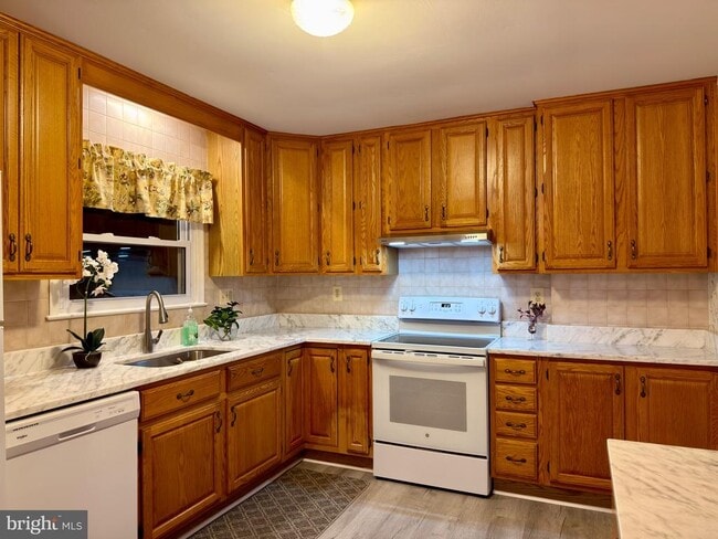 Building Photo - 905 W Poplar Rd