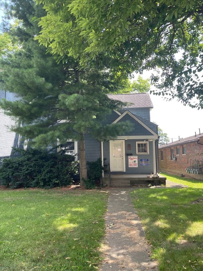 Building Photo - 4 bedroom 1 1/2 bath single family house with yard.