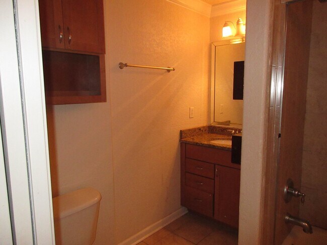 Building Photo - Great Townhome near Downtown