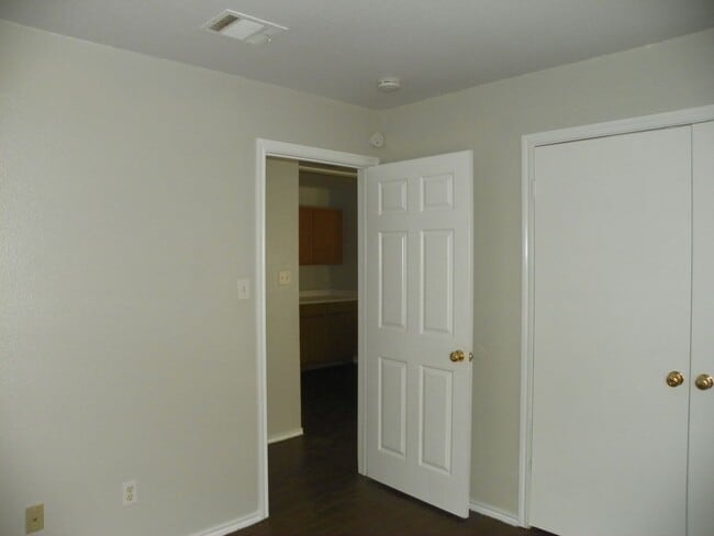 Building Photo - 2221 Creekside Ln