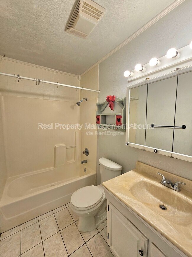 Building Photo - 924 Cowell St