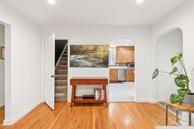 Building Photo - 3040 Hampshire Ave S