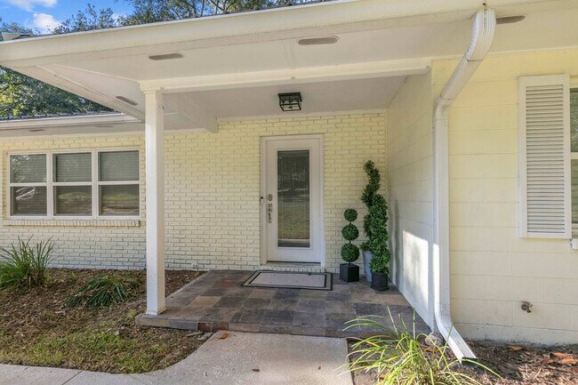 Building Photo - 2821 NW 4th Ln