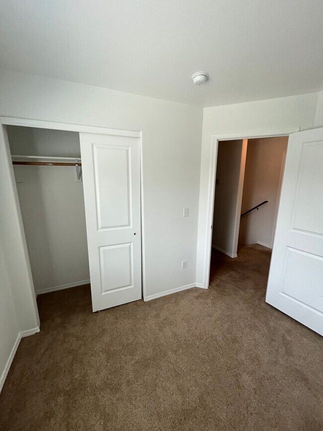 Building Photo - Beautiful Townhouse Available Now! Move In Special offering a $300 Move In Credit!