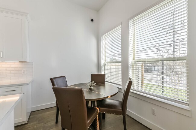 Building Photo - 308 Queen Sude Ln