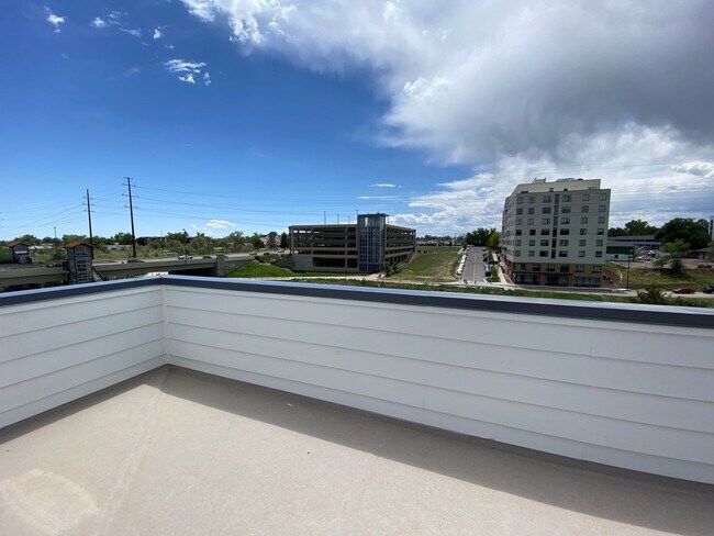 Building Photo - Luxury Townhome - 3 Bed 3.5 Bath at Overlo...