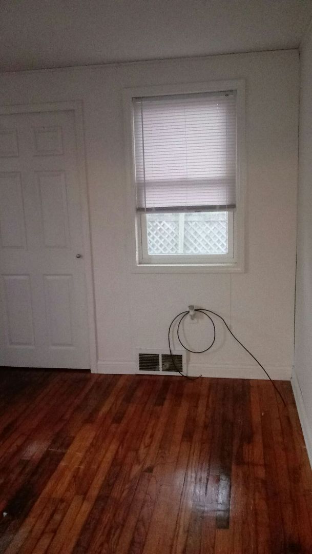 Building Photo - LEO  3 BR 1 Bath