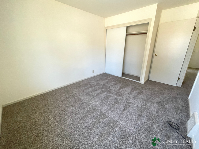 Building Photo - Three Bedroom, Two Bathroom with Large Bac...