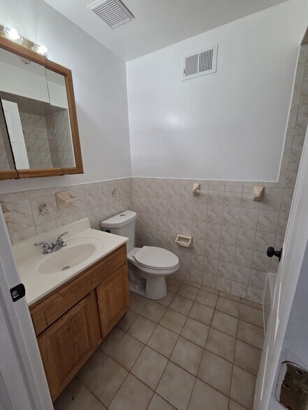 Building Photo - 504 S 14th St