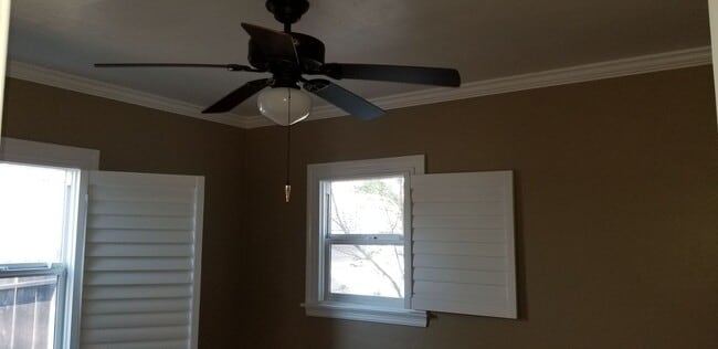 Building Photo - 320 S School St