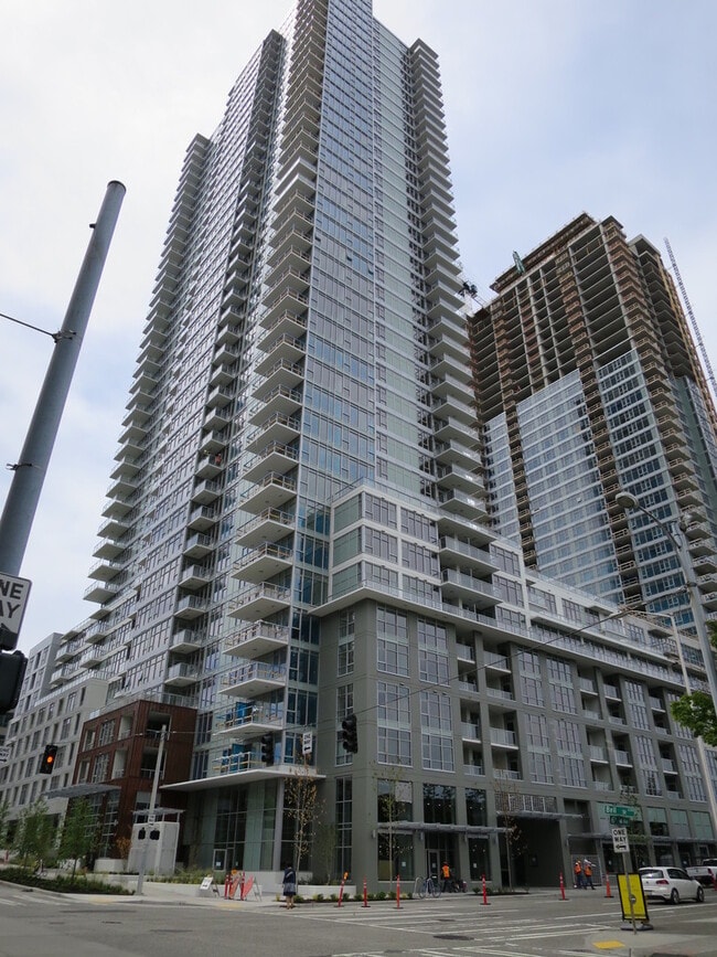 Building Photo - 588 Bell St
