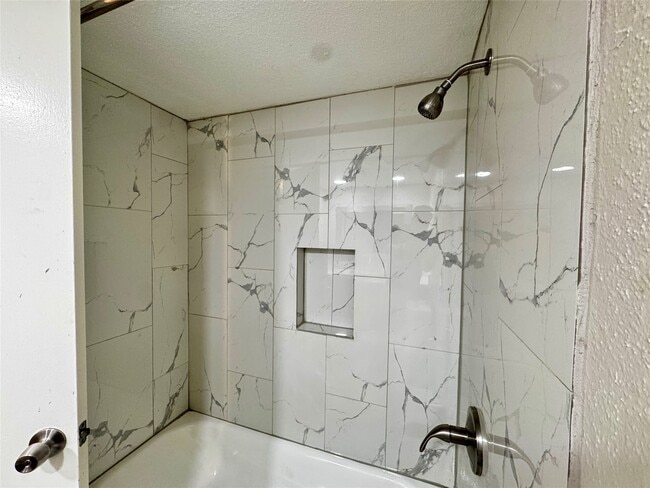 Building Photo - 9000 Bissonnet St