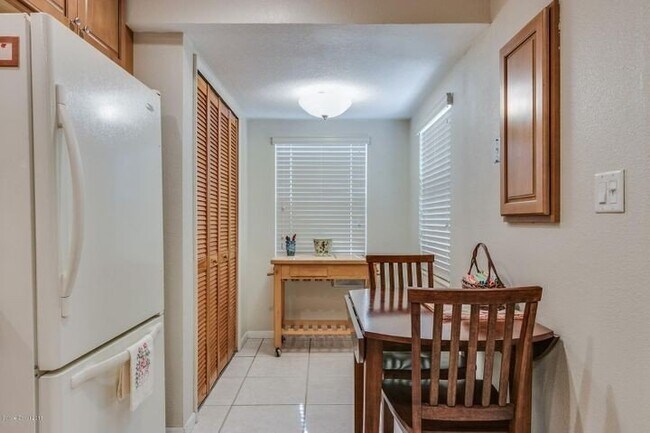 Building Photo - Beautiful Townhome Walking Distance to the...