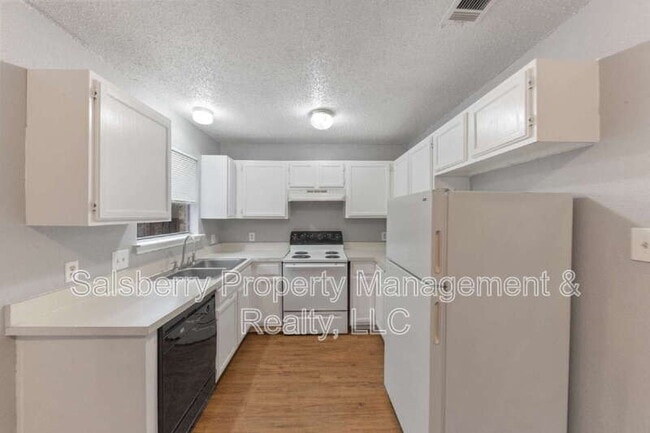 Building Photo - 5829 Shadydell Dr