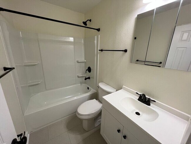 Building Photo - Pensacola - Northeast - 2 bedroom, 1 bathroom