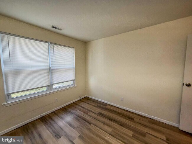 Building Photo - 38 Hopewell Ln