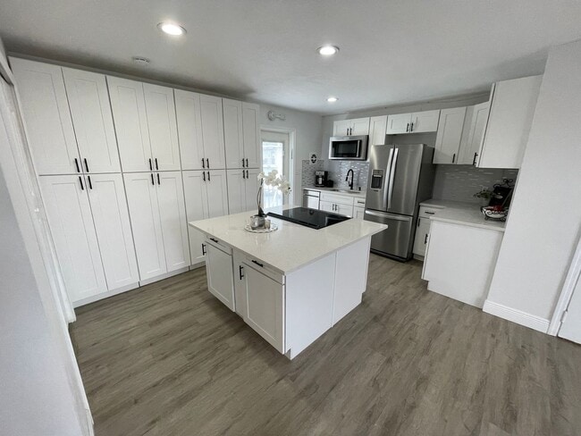 Building Photo - 2/1 condo on Lake Killarney!!!