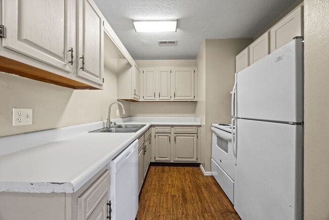 Building Photo - Cozy 1 Bed, 1 Bath Apartment: Minutes from...