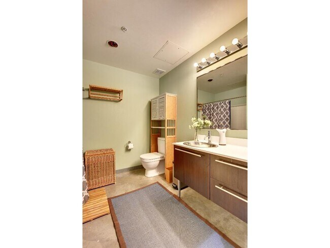 Building Photo - 700 N Washington Ave