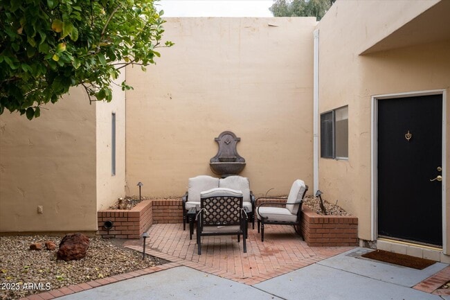 Building Photo - 8844 E San Rafael Dr