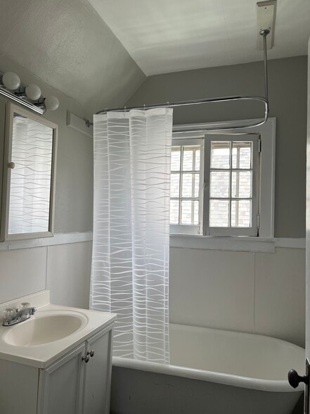 Bathroom - 568 Bird Ave