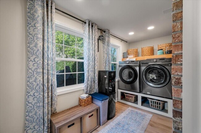 Building Photo - 537 Braxton Ave