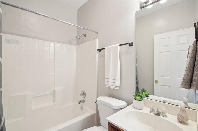 Building Photo - 613 Vickery Ave