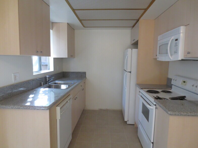 Building Photo - 2220 Huntington Ln