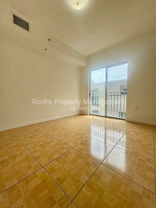 Building Photo - 498 SW 6th St