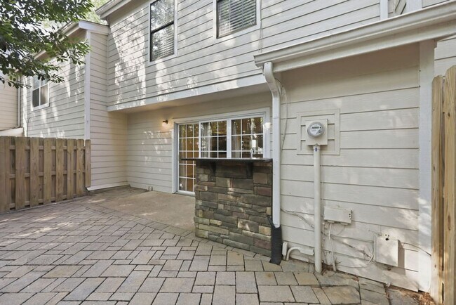 Building Photo - Modern 3BD, 2.5BA North Raleigh Townhome with Upgrades in a Prime Location Near Top Shopping, Din...