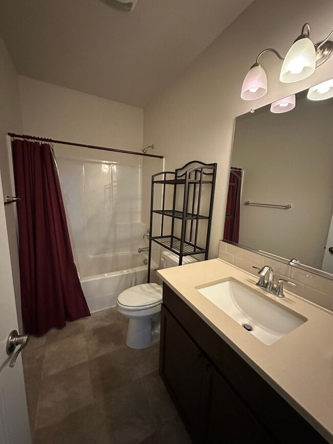 Building Photo - Newer Super Clean 3 Bedroom 2 Bath Home In NE Albany