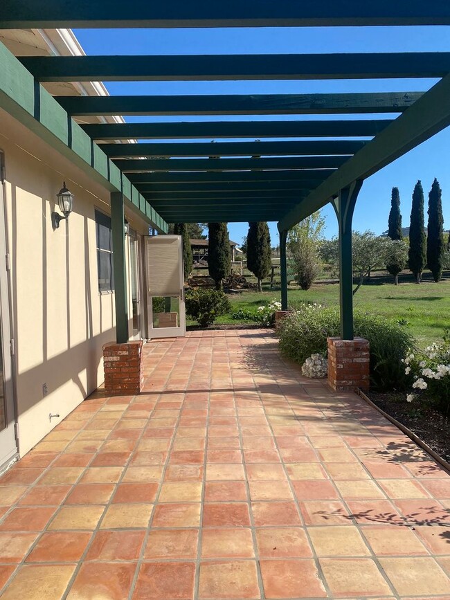 Building Photo - Beautiful 1 BD / 1 BA Granny Unit in Count...