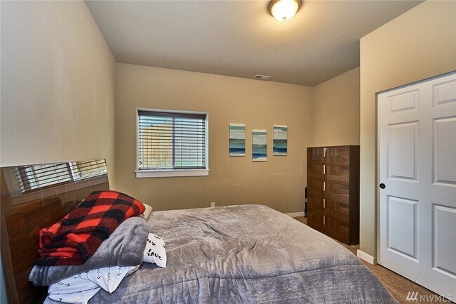 Building Photo - Kent Duplex LOWER Unit with Huge Yard & Private Feel