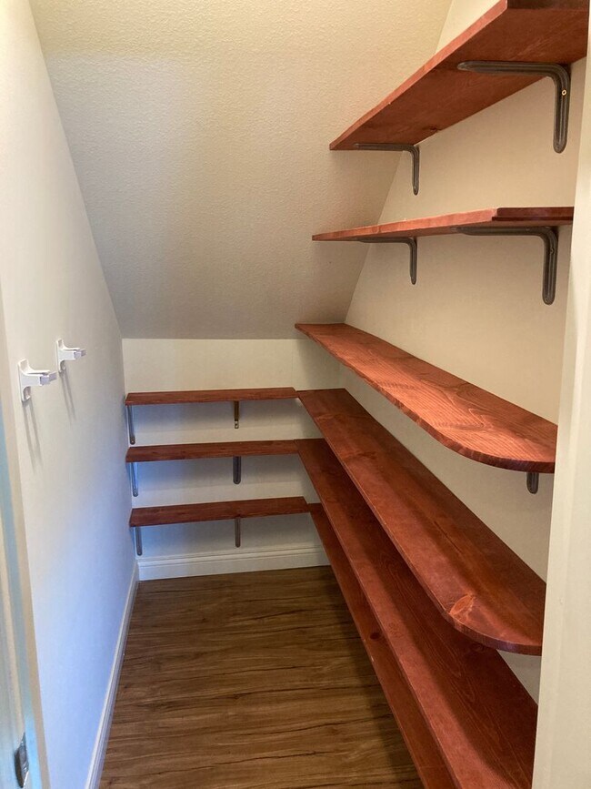 Building Photo - Bright 3BR Townhome with Bonus Room - Available NOW!